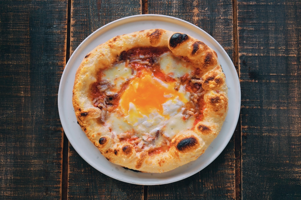 燻製の風味豊かなベーコンエッグ