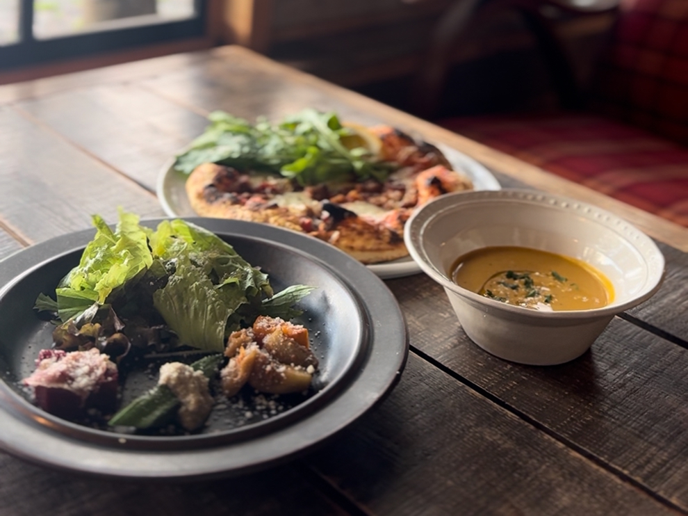 ランチピザはサラダ、スープ付き